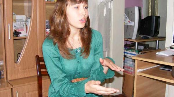 o adolescenta se pregateste acasa pentru a si implini visul sa faca animatie 3d pentru filmele unor regizori renumiti