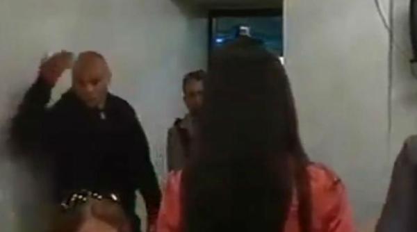 scena incredibila in grecia jurnalistii obigati sa se ridice in picioare la conferinta de presa a neonazistilor de la chryssi avghi video