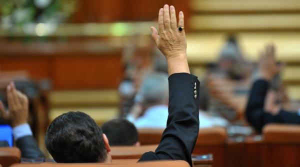 legea amnistiei fiscale adoptata de deputati 300 000 de functionari din administratia publica locala nu vor returna sporurile primite in perioada 2008 2010