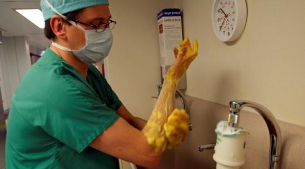 oms face apel la doctori sa se spele mai des pe maini fiecare al zecelea pacient este infectat de medici