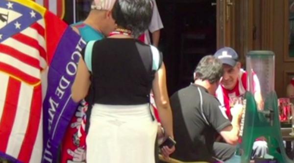 video suporterii spanioli au facut vocalize in centrul istoric toate terasele si au schimbat meniurile in spaniola