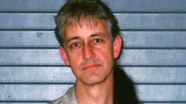 obama aproape batut in alegerile preliminarii din virginia de vest de un puscarias