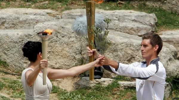 flacara olimpica a fost aprinsa de inalta preoteasa si si a inceput drumul spre londra video