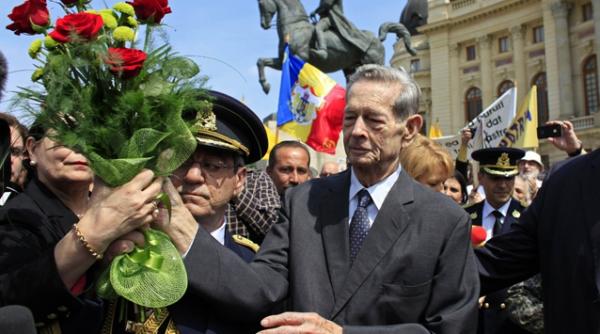 regele mihai ovationat de cateva sute de persoane in timp ce depunea o coroana de flori la statuia regelui carol i