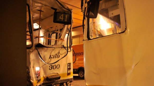 trei tramvaie s au ciocnit in pasajul lujerului vatmanul vinovat si a recunoscut greseala video