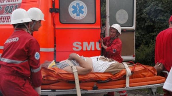 accident bizar la odorhei 10 elevi au fost raniti dupa ce au cazut de pe platforma unui tir in miscare
