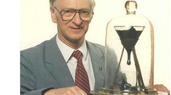 cel mai lung experiment din lume 85 de ani pentru cateva picaturi de smoala