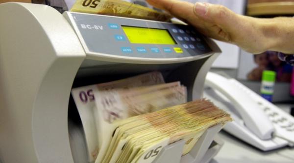 moneda nationala scade la un nou minim istoric 4 4373 lei euro