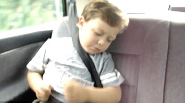 pustiul care se trezeste baterist vezi reactia unui baietel de trei ani pasionat de nirvana video