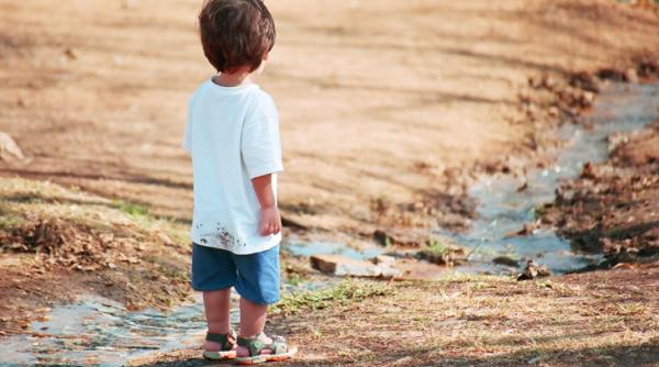 baietelul de 2 ani rapit ascuns intr o grota si legat cu funia de gat rapitorul a fost arestat preventiv