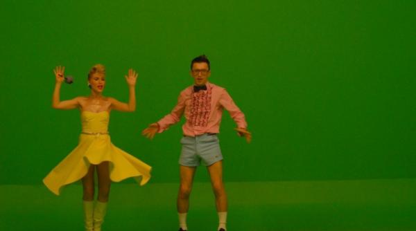 corina va darui unui fan rochia sa din clipul piesei gimme your love