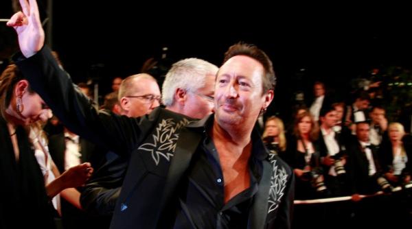 fiul lui john lennon face backing vocals pentru aerosmith