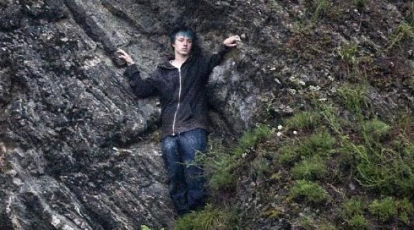 imagini cutremuratoare momentul in care un tanar s a catarat pe o stanca pentru a scapa de asasinul breivik foto