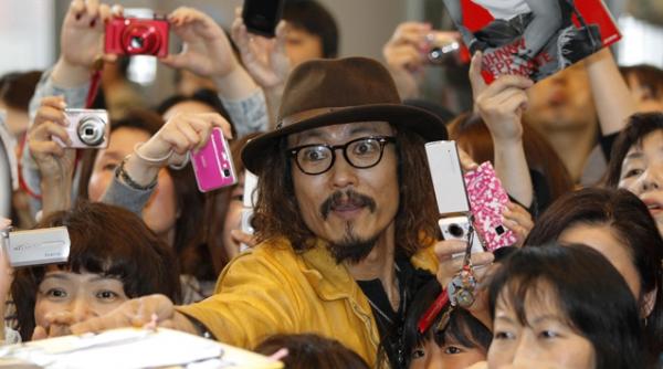 johnny depp fata in fata cu copia sa japoneza