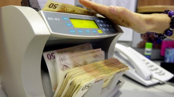 moneda nationala scade la un nou minim istoric 4 4411 lei euro