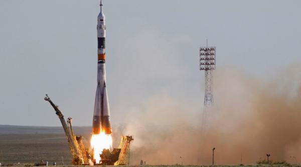 o capsula soyuz cu trei astronauti la bord doi rusi si un american a decolat catre statia spatiala internationala video