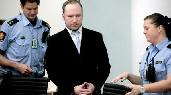 un barbat a incercat sa si dea foc in fata tribunalului unde are loc procesul teroristului norvegian breivik