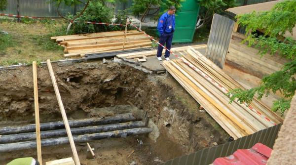 alt spatiu verde temelie de bloc in sectorul 3 oamenii au ramas si fara alei de acces in bloc