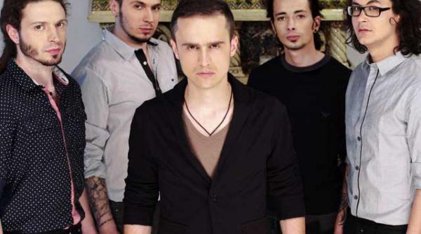 baietii de la animal x au cumparat gazon de 13 metri pentru concertul aniversar