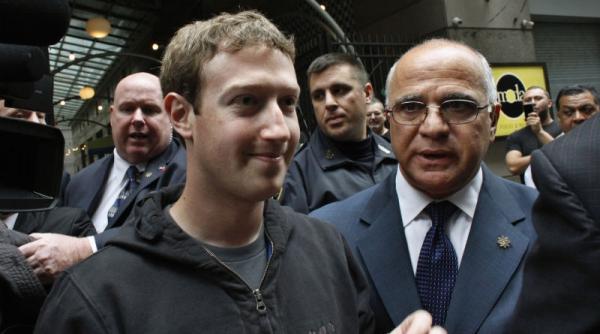 excentricitatile fondatorului facebook taie gaini in curte vine la sedinte in pijamale apare pe wall street in hanorac