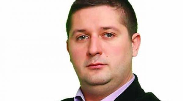 jurnalistul dan bucura batut in scara blocului