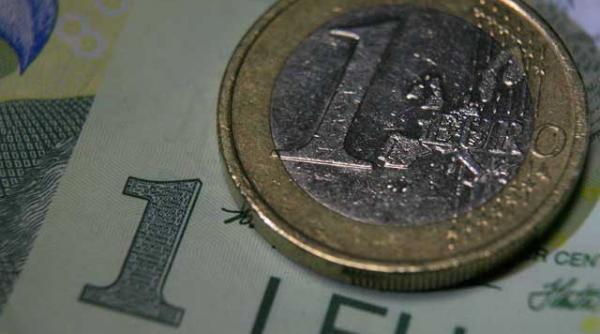 leul e sub asediu grecii isi scot banii din banci iar efectul se simte la bucuresti budapesta varsovia sau praga