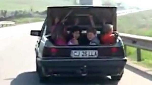 distractie romaneasca pe sosea cu copiii in portbagajul masinii video