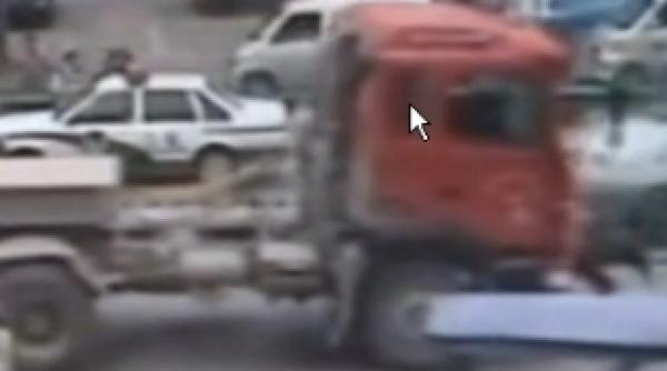 incredibil tarat 20 de metri de un camion un batran chinez a scapat doar cu cateva zgarieturi video