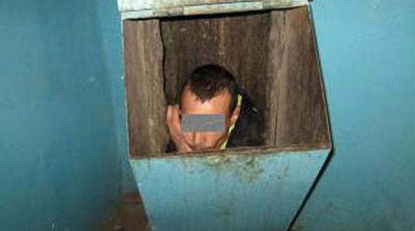 un rus a sarit in toboganul de gunoi de la etajul 8 fiind fugarit de iubita