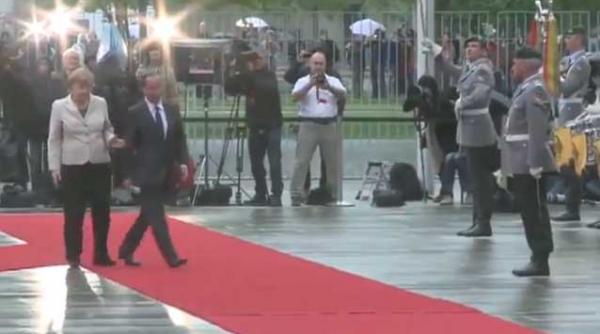 si ei au emotii hollande indrumat de merkel pe covorul rosu video