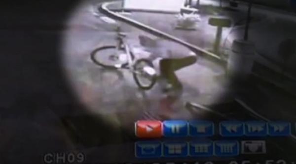 video a cazut in cap de pe bicicleta pe care tocmai o furase