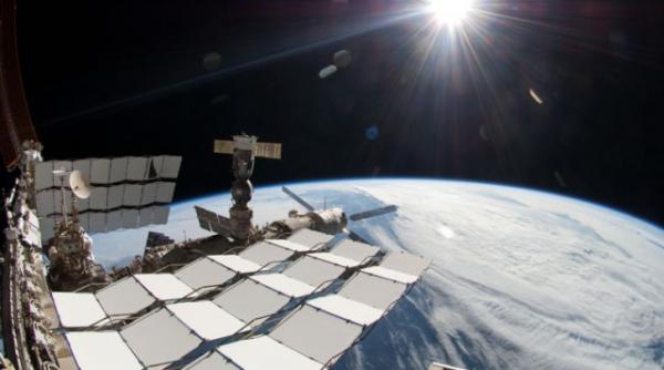 primul zbor privat spre iss al companiei spacex amanat pentru a patra oara