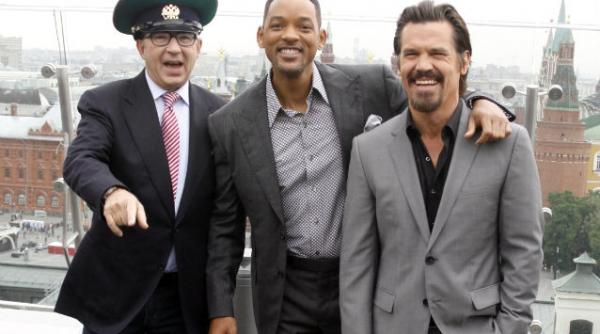 will smith a pleznit un jurnalist care a incercat sa il sarute video