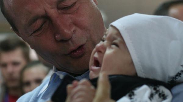 basescu tanjeste dupa nepotei am avut doamna fete dar astept si eu un nepotel