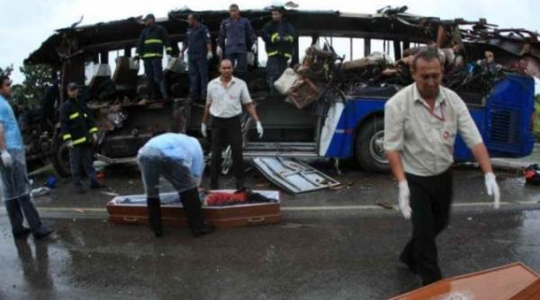 grav accident in albania cel putin 11 morti si 22 de raniti