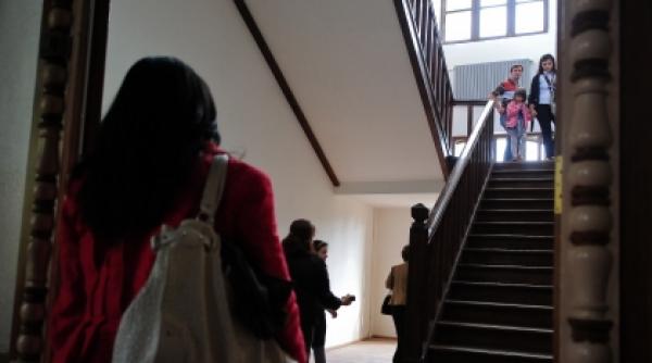 incredibil cum se distreaza elevii la scoala se dau cu usa pe scari