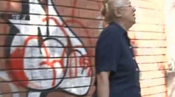 o batrana a fost amendata pentru grafitti pe peretii blocului video