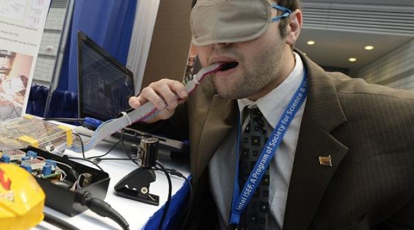 un licean din valcea ii ajuta pe nevazatori sa vada cu limba