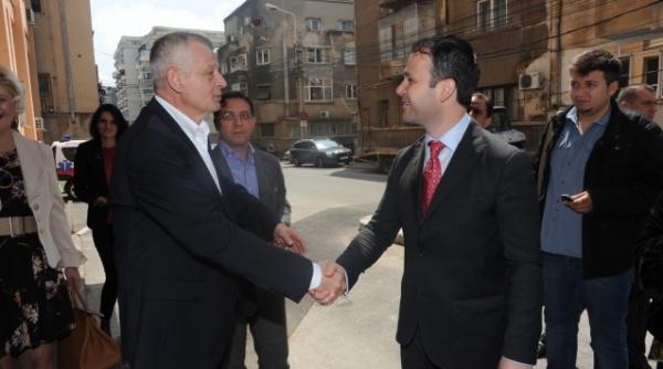 la inaugurarea centrului pentru varstnici nicolae cajal sorin oprescu si robert negoita au promis un spital in sectorul 3