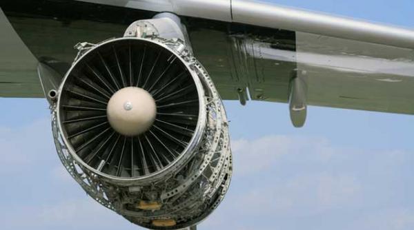 video aproape de dezastru invelisul unei turbine de avion se desprinde in timpul decolarii