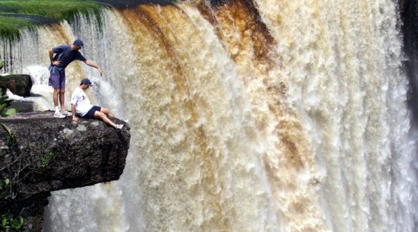 video un barbat a supravietuit caderii in cascada niagara culmea el voia sa se sinucida