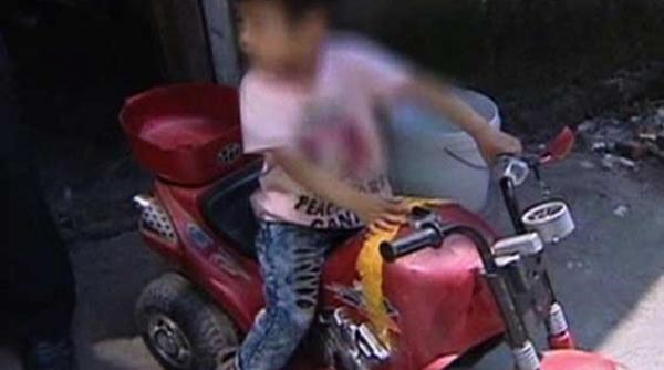 baietel de trei ani printre masini la ora de varf in trafic video