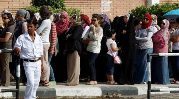 egiptenii isi aleg presedintele sectiile de votare luate cu asalt de alegatori video