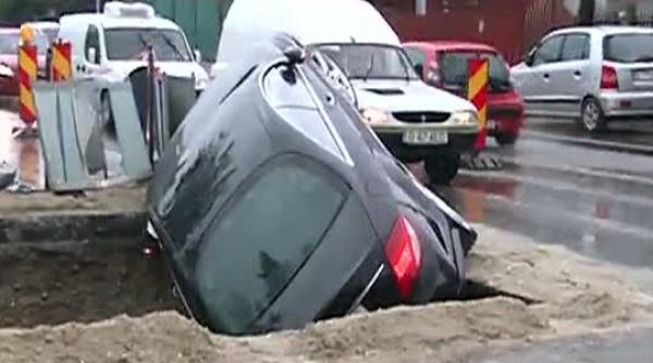 bolidul de lux al unui oficial frf nu a ratat o groapa de doi metri adancime lucrarea era semnalizata video