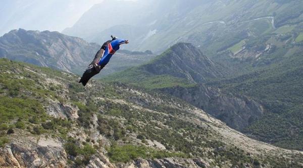 cascadorie spectaculoasa a plonjat in gol 800 de metri fara sa foloseasca parasuta video