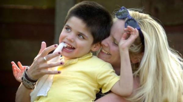 la 5 ani simte nevoia sa mestece in permanenta vezi afectiunea de care sufera micutul zach si meniul acestuia