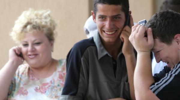 recorduri absolute romanii au vorbit la telefonul mobil un miliard de ore in 2011 cate miliarde de sms uri au trimis