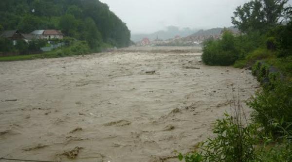 cinci pescari din vrancea blocati pe trotus oamenii s au refugiat pe o insula
