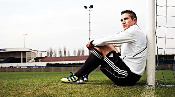 copii talentati la fotbal se pot antrena la londra alaturi de robin van persie