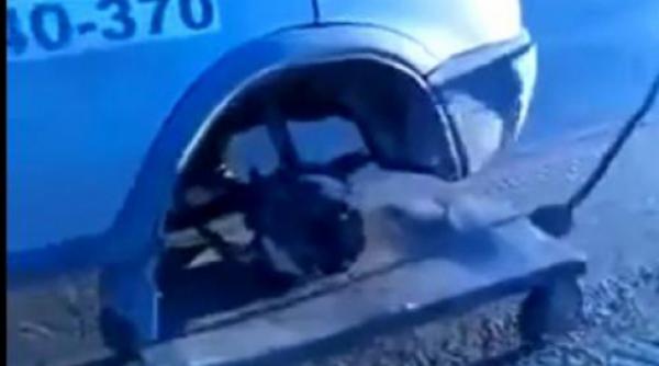 un sofer a ramas fara roata la masina cum a iesit din incurcatura imaginatia nu are limite in situatii aparent fara iesire un sofer a gasit o metoda nastrusnica de a inlocui o roata lipsa